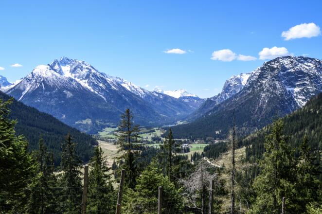 Blick vom Weg rund um den Schmuckenstein zum Hintersee