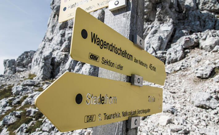 Wegweiser in der Mayrbergscharte