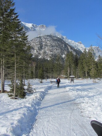 Im Skatingschritt gehts zurück zum PP, meist muß man die Ski tragen