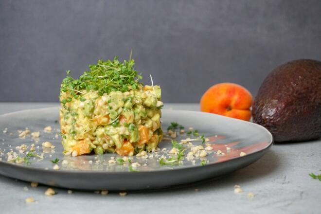 avocado-tatar-mit-aprikosen