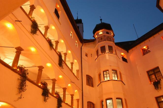 Arkadenhof im Schloss Amerang.