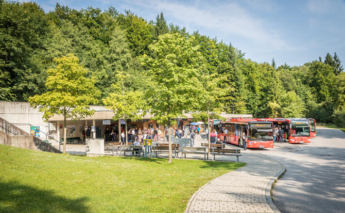 Abfahrtstelle der Kehlsteinbusse am Obersalzberg
