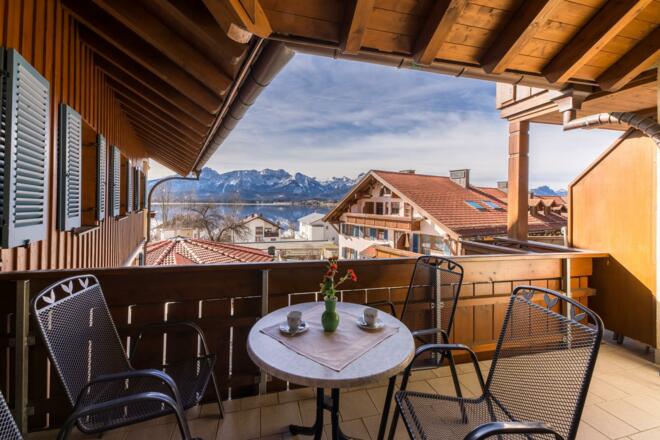 Balkon mit Berg und Seeblick