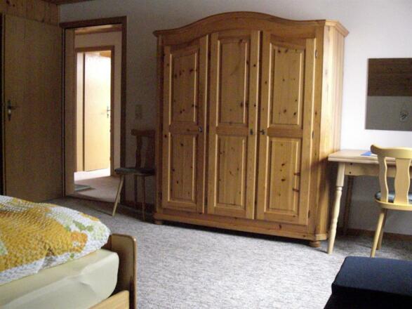 Schlafzimmer mit Blick zur Tür