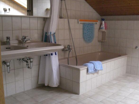 Bad mit Doppelwaschbecken