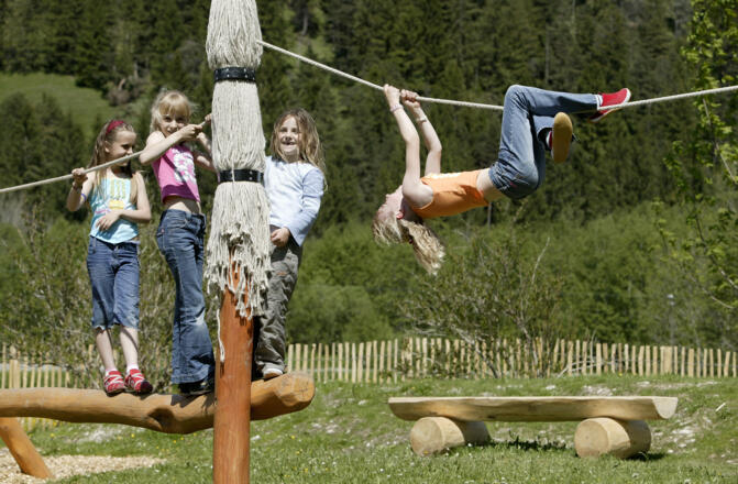 Spielen auf dem Märchenspielplatz