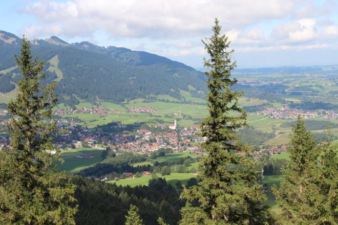Ausblick vom Falkenstein auf Pfronten im Allgäu