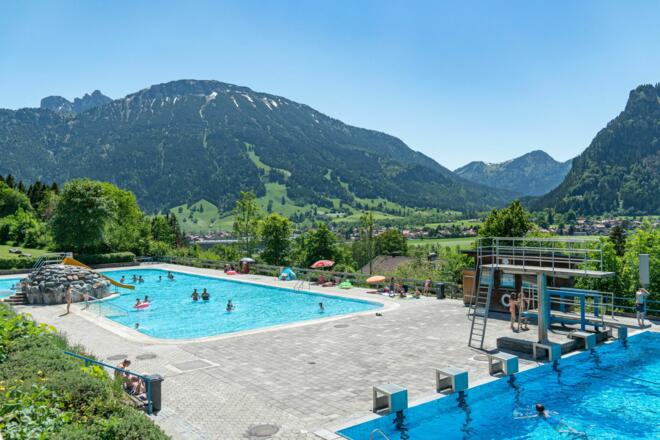 Freibad mit wunderschönem Blick auf Breitenberg, Kienberg, Aggenstein, ...