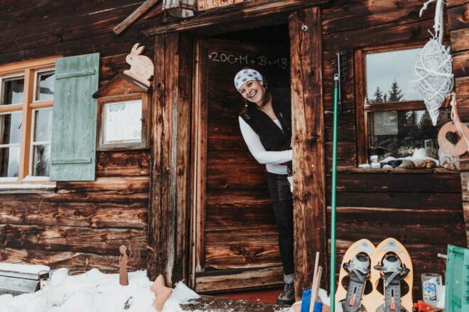 Die Hüttenwirtin begrüßt die Winterwanderer persönlich 