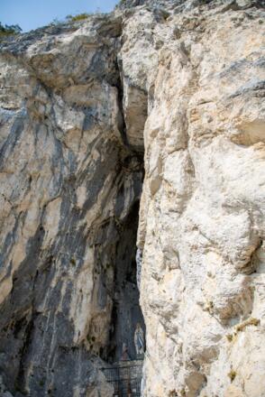 Die Mariengrotte in der Felswand des Falkensteins