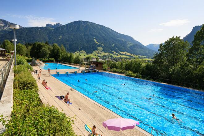Alpenbad Pfronten - Freibad mit Bergpanorama