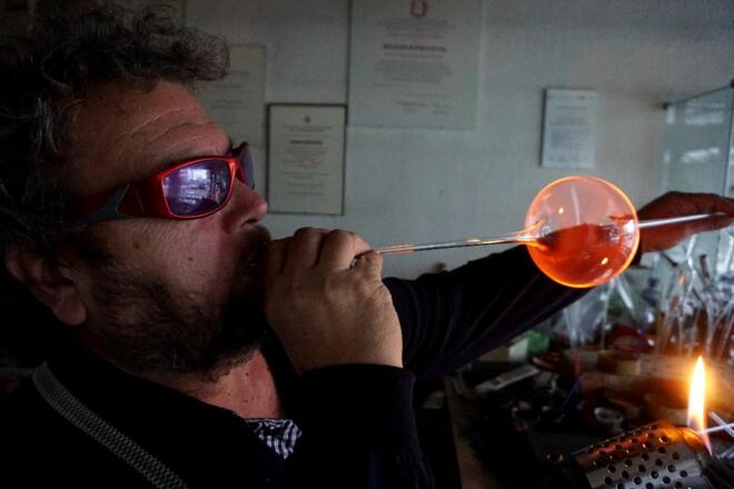 Glasbläser Endres bei der Arbeit