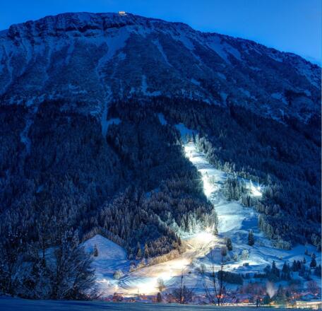 Tiroler Stadl auf halber Höhe und Ostlerhütte auf dem Gipfel des Breitenbergs