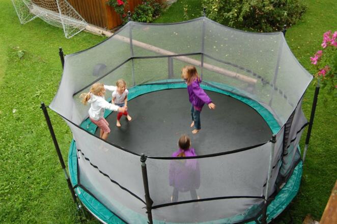 Trampolin mit Kinder