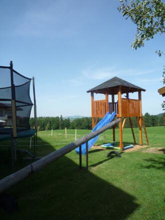 Spielturm und Wippe