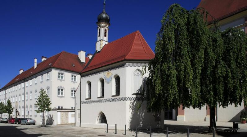 Kirchplatz mit Gruftkapelle