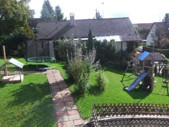 Garten mit Kinderspielplatz