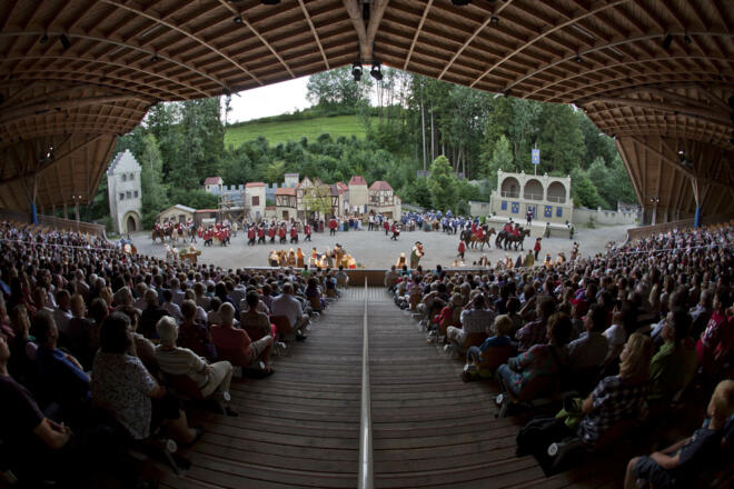 Blick von der Tribüne auf die Bühne