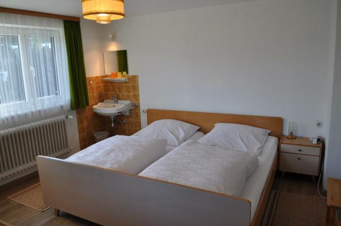 Doppelzimmer mit Waschgelegenheit