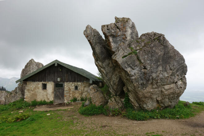 Dolomitblöcke zwischen den Hütten der Steinlingalm