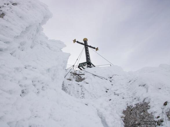 der Weg geht erst unter dem Kreuz vorbei