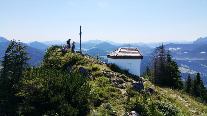 Spitzstein mit Gipfelkreuz und Kapelle