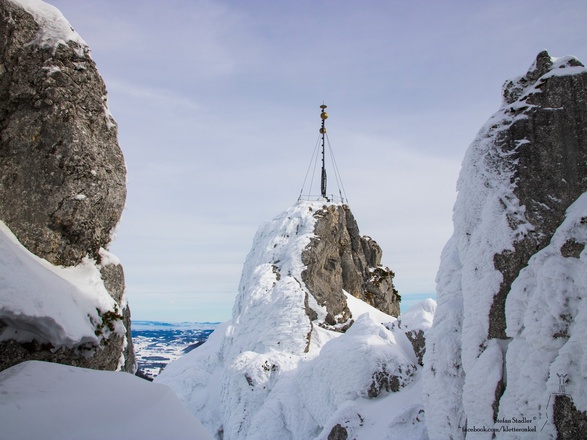durch die Scharte ist zum ersten mal das Kreuz aus der Nähe zu sehen