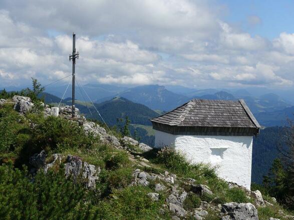 Spitzstein mit Gipfelkreuz und Kapelle