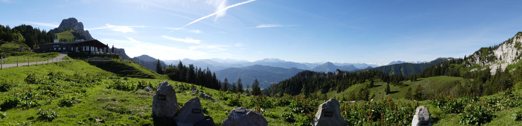 Alpenpanorama mit Gesteinsblöcken