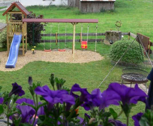 Spielplatz (rechts Grillplatz großer Schwenkgrill)