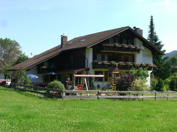 inmitten herrlich grüner Wiesen