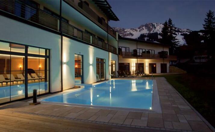 panoramahotel_oberjoch_aussenpool_abend2