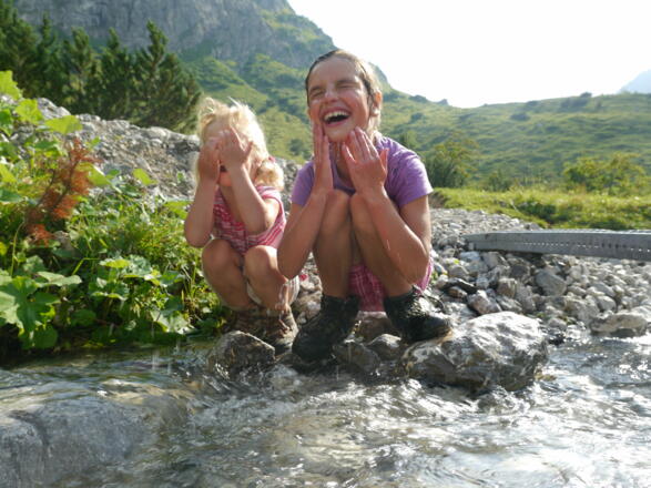 Kinder am Wasser in Bad Hindelang