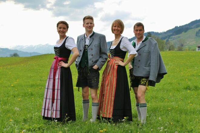 Familie Bach hinterm Haus