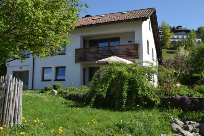 Ansicht im Sommer, das Haus liegt südseitig