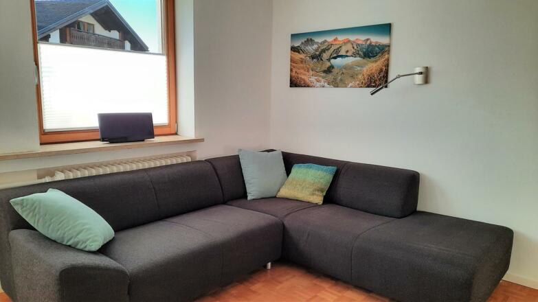 Wohn-/Essraum mit grossem Sofa