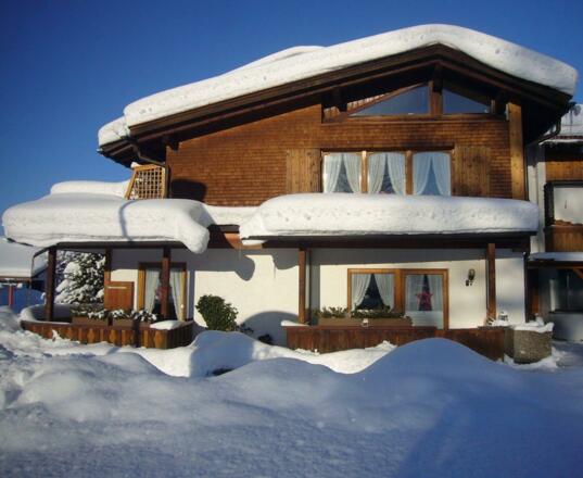 Hausansicht im Winter