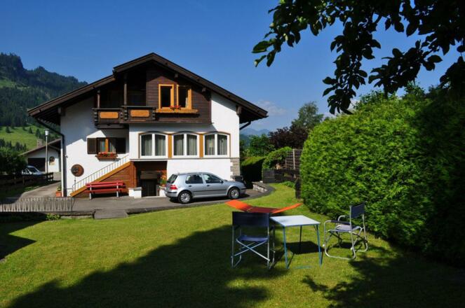 Hausansicht mit Garten