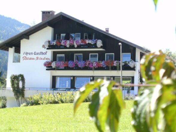 Hausansicht im Sommer