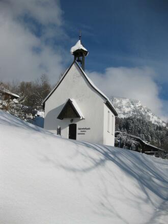 Kapelle hinterm Haus mit Hirschberg