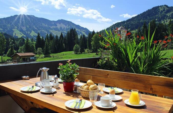 Fruehstueckstisch auf der Terrasse