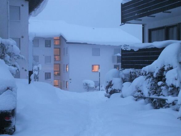 Aussen_Parkplatz_Haus_Blick_auf_Gundstrasse_12