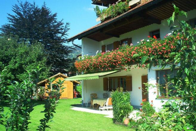 Süd-Ost-Ansicht mit Garten