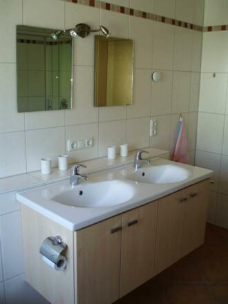 Bad mit Doppelwaschbecken