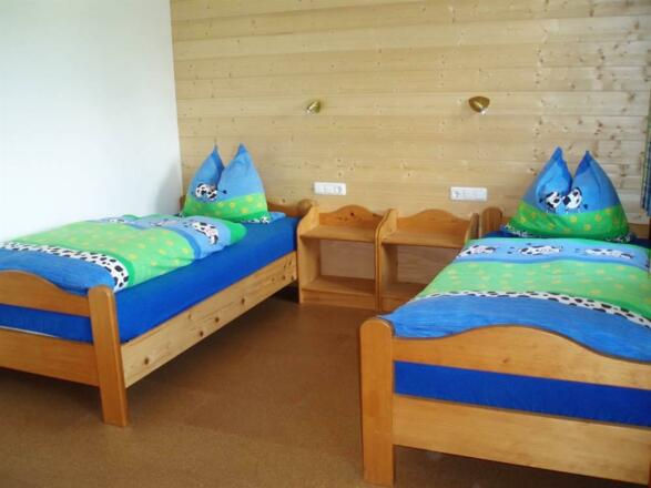 Kinderzimmer mit zwei Betten