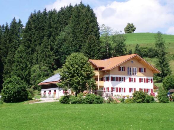 Hausansicht vorn Sommer