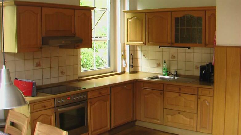 Küche: Herd, Spüle und Spülmaschine