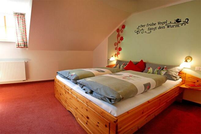 Das große Schlafzimmer bietet viel Platz