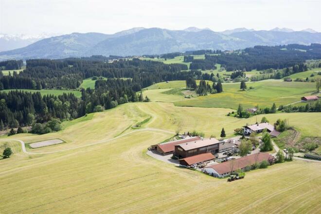 unser Hof mit Reitplatz