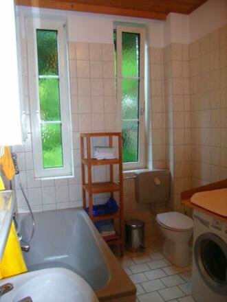 Bad: WC und Waschmaschine